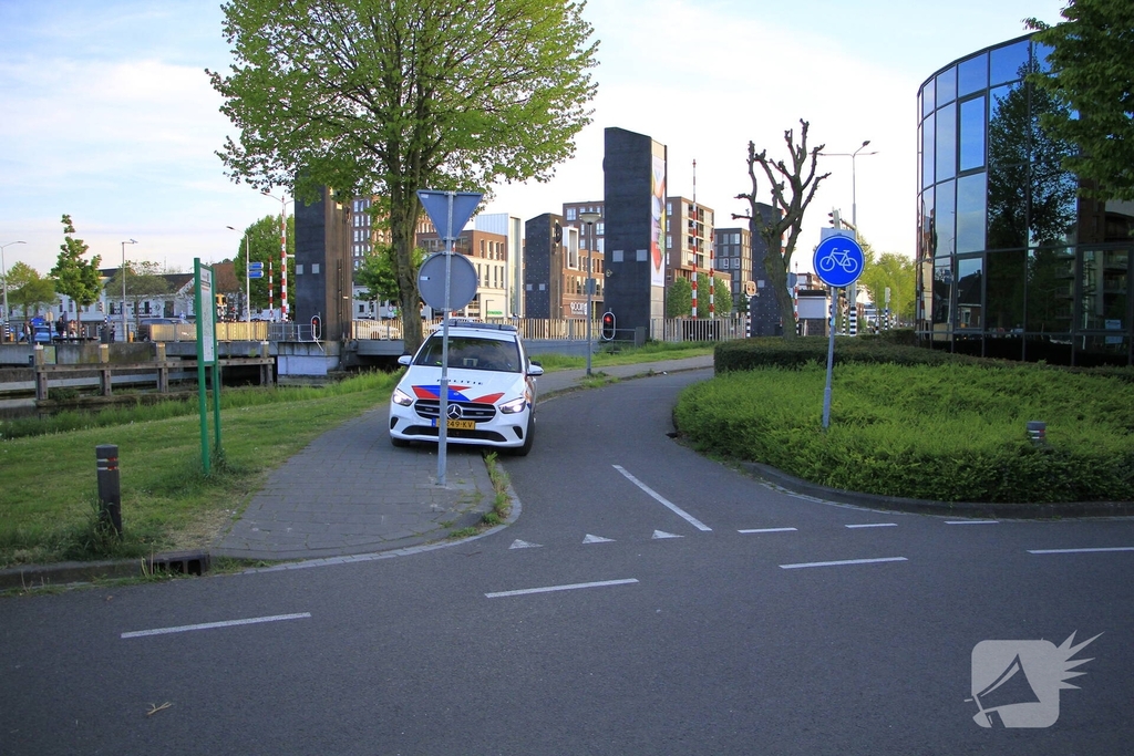Voetganger aangereden door auto en blijft met lichte verwondingen achter