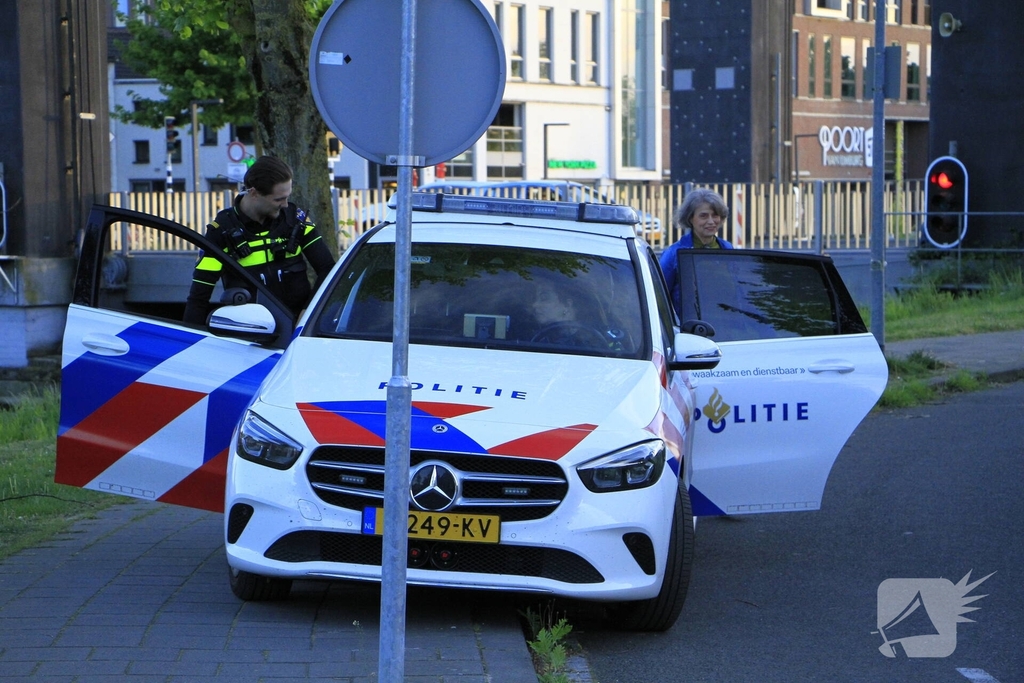 Voetganger aangereden door auto en blijft met lichte verwondingen achter