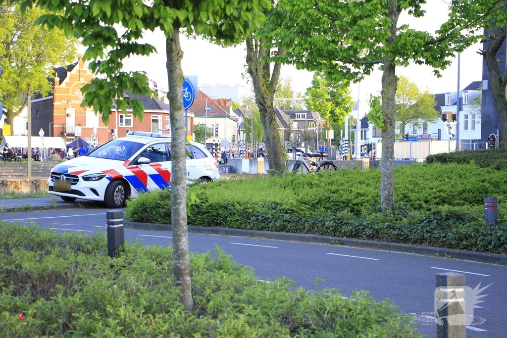 Voetganger aangereden door auto en blijft met lichte verwondingen achter