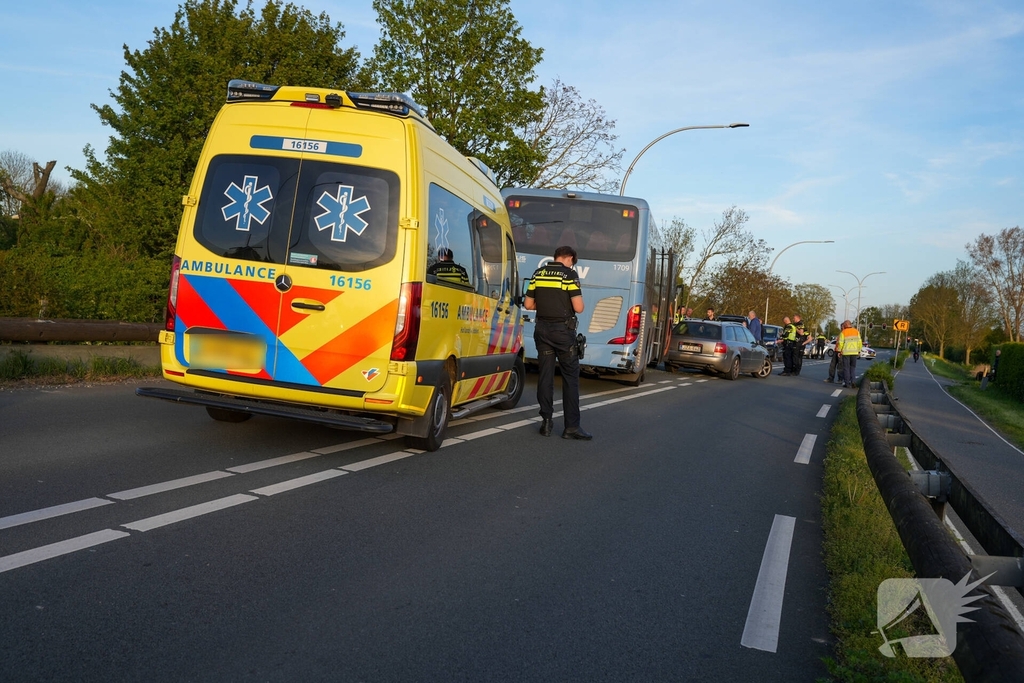 Automobilist in botsing met stadsbus