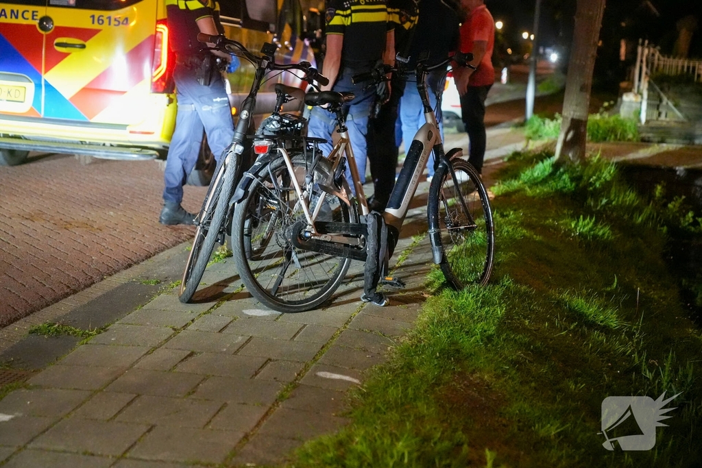 Fietser te water gehaald door omstanders