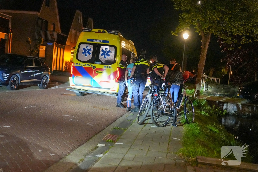 Fietser te water gehaald door omstanders