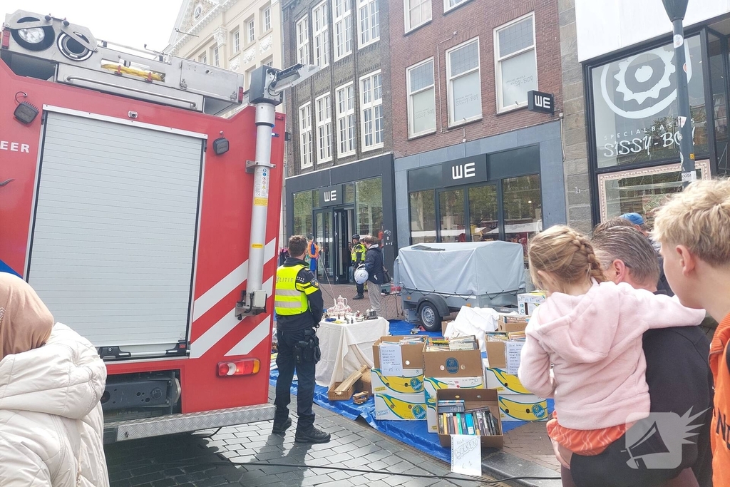Gaslekkage naast drukke vrijmarkt