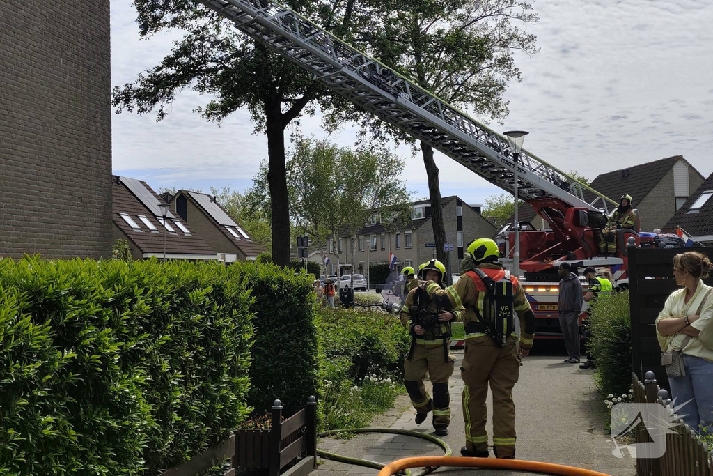 Brand op dak woning vergt snelle inzet
