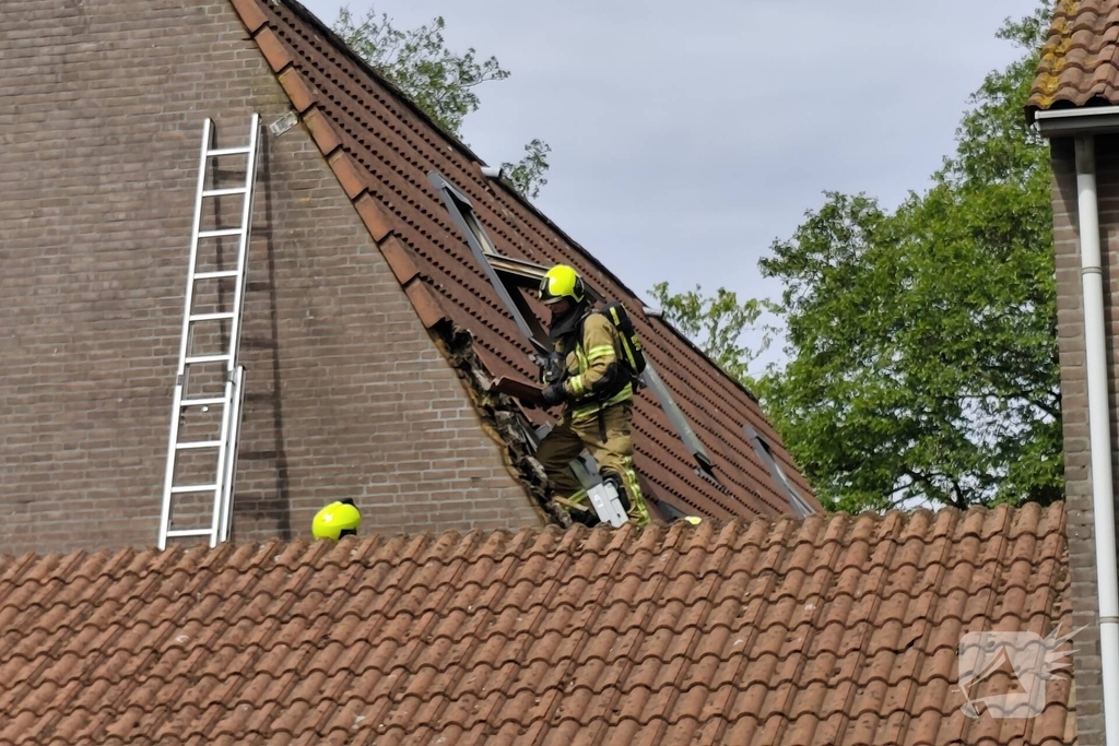 Brand op dak woning vergt snelle inzet