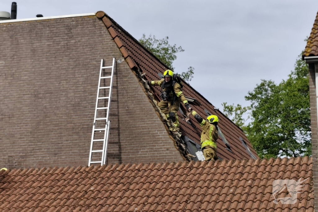 Brand op dak woning vergt snelle inzet