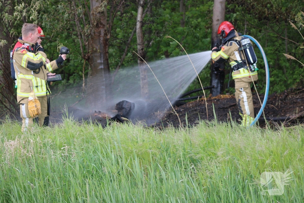 Brandende boomstammen moeilijk te bereiken
