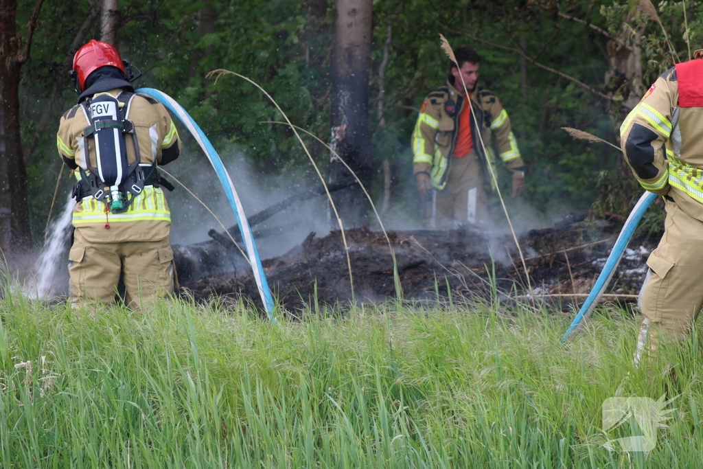 Brandende boomstammen moeilijk te bereiken