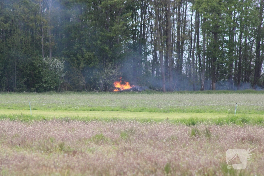 Brandende boomstammen moeilijk te bereiken