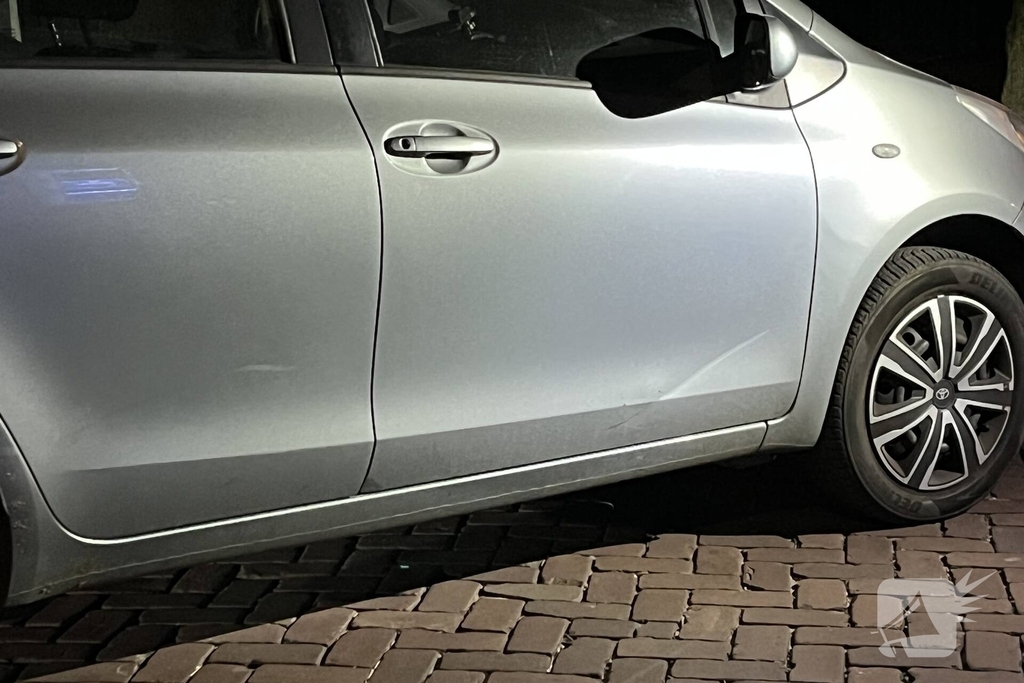 Fietser botst met personenauto