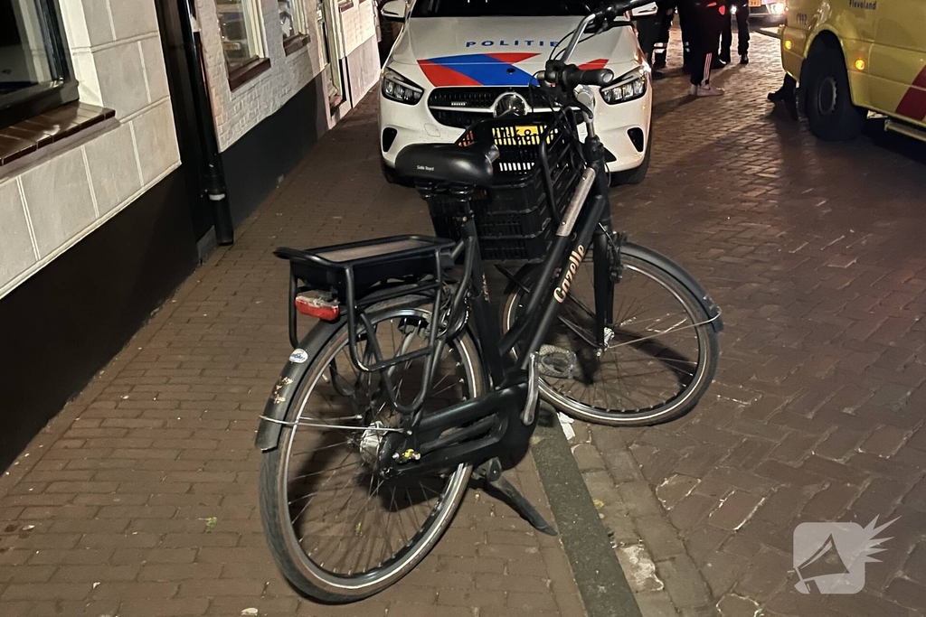 Fietser botst met personenauto