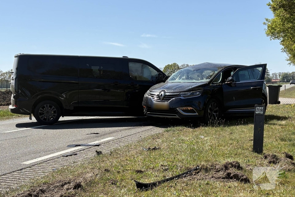 Botsing tussen auto en bus zonder gewonden