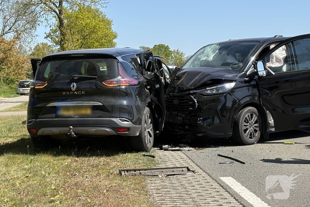 Botsing tussen auto en bus zonder gewonden