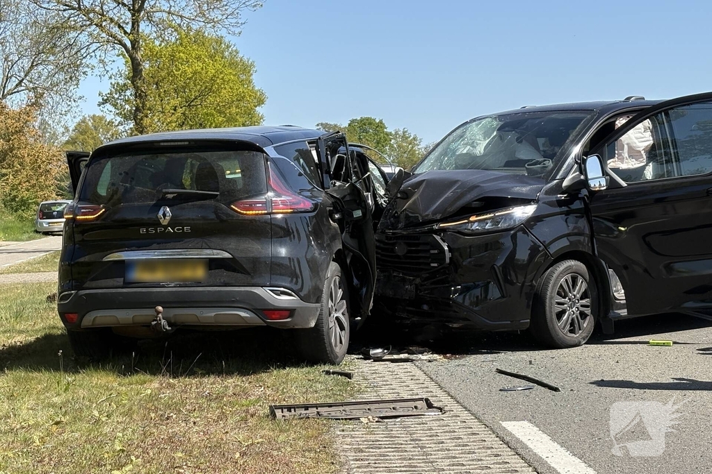 Botsing tussen auto en bus zonder gewonden