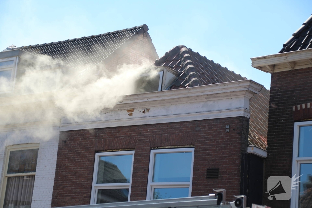 Grote brand met explosies in woning