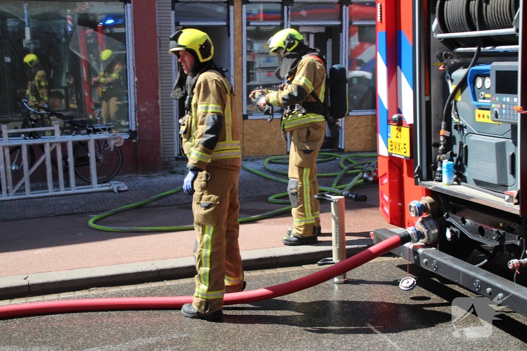 Grote brand met explosies in woning