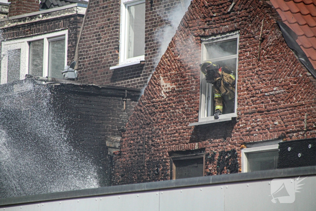 Grote brand met explosies in woning