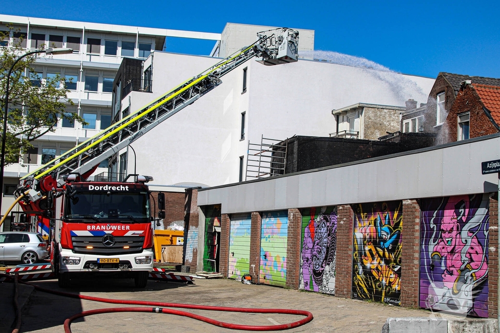 Grote brand met explosies in woning