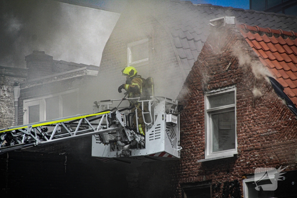 Grote brand met explosies in woning