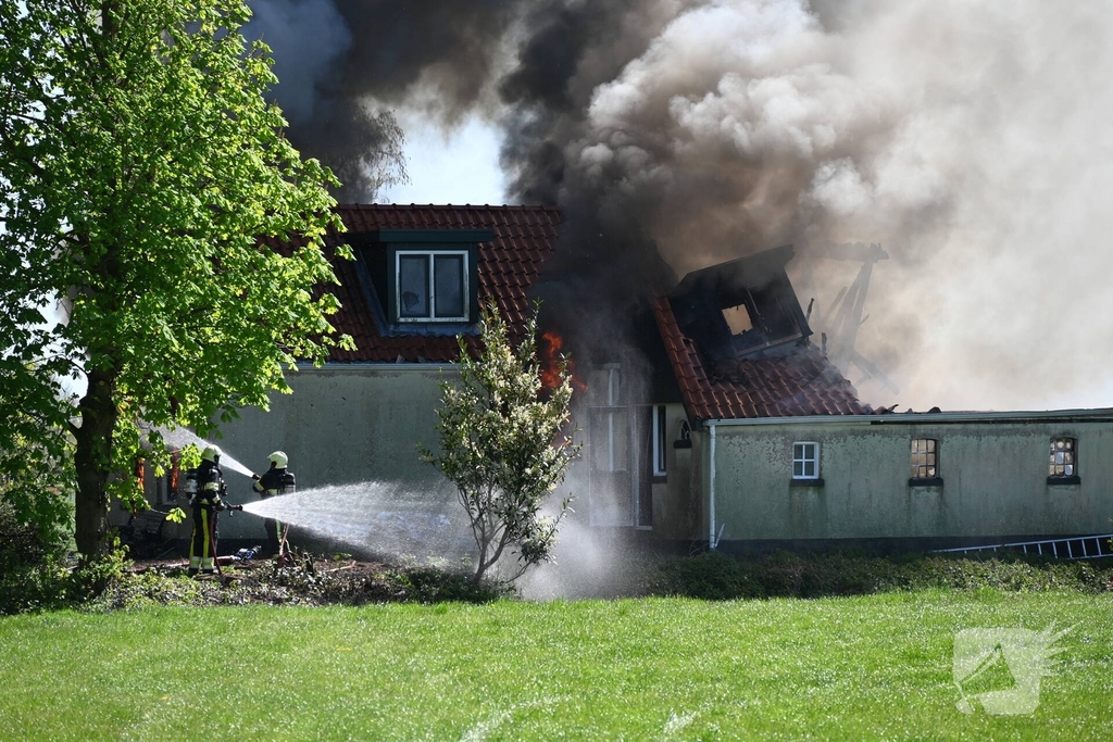 Brand in woonboerderij leidt tot grote inzet van hulpdiensten