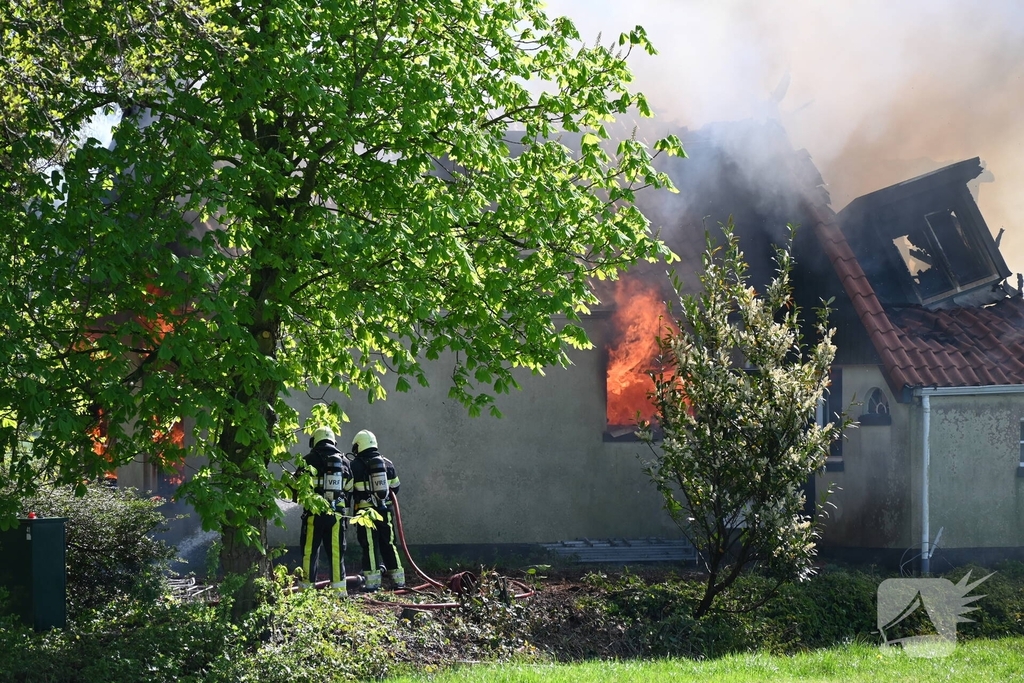 Brand in woonboerderij leidt tot grote inzet van hulpdiensten