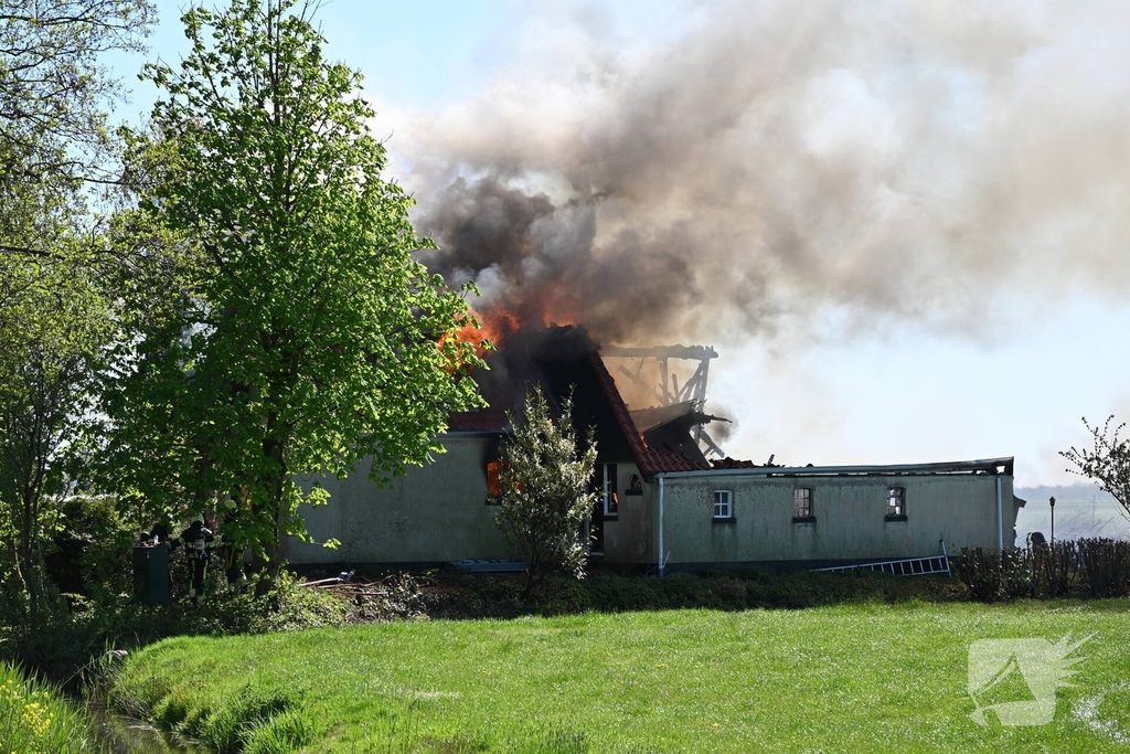 Brand in woonboerderij leidt tot grote inzet van hulpdiensten