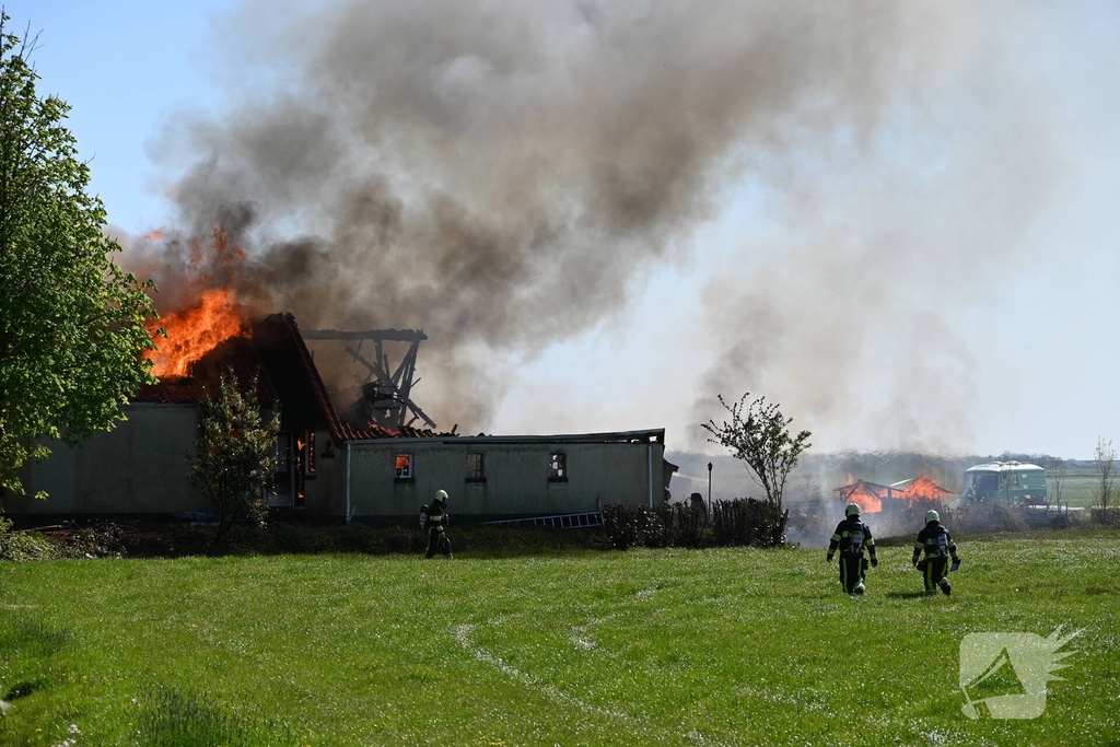 Brand in woonboerderij leidt tot grote inzet van hulpdiensten