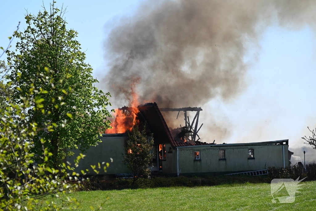 Brand in woonboerderij leidt tot grote inzet van hulpdiensten
