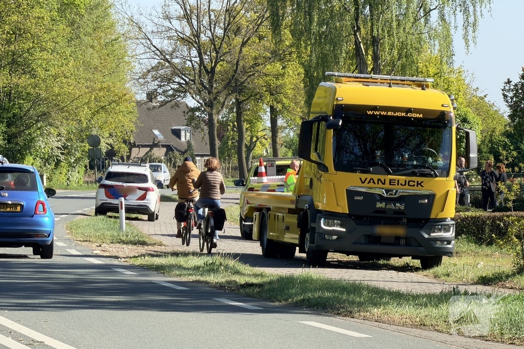 Boom valt op auto, inzittenden met schrik vrijgekomen