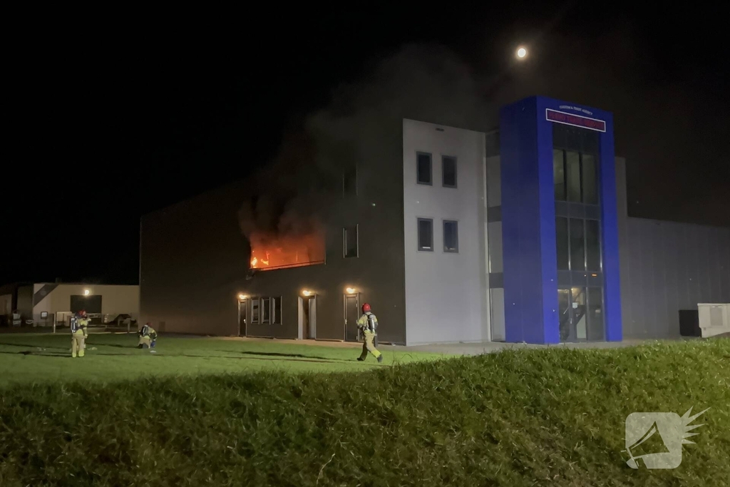 Brandweer bestrijdt ernstige brand