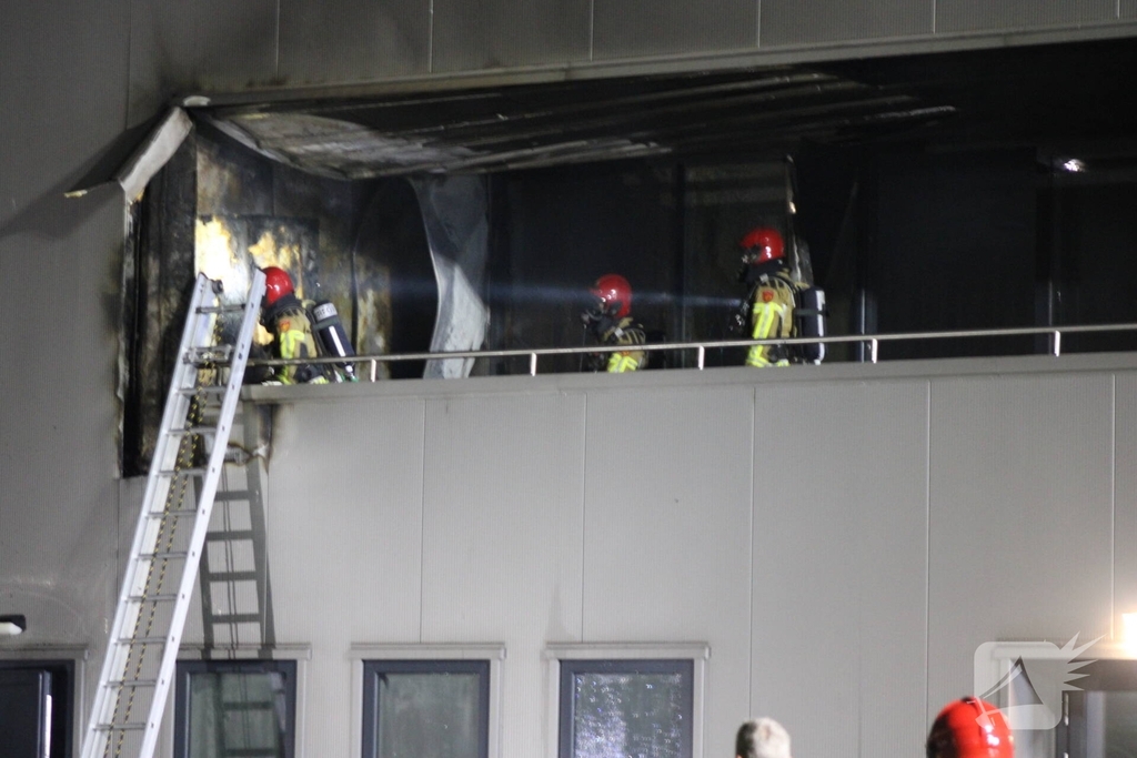 Brandweer bestrijdt ernstige brand