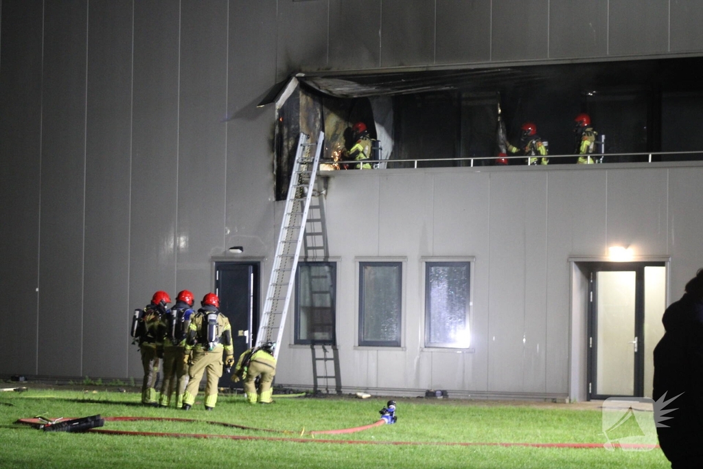 Brandweer bestrijdt ernstige brand