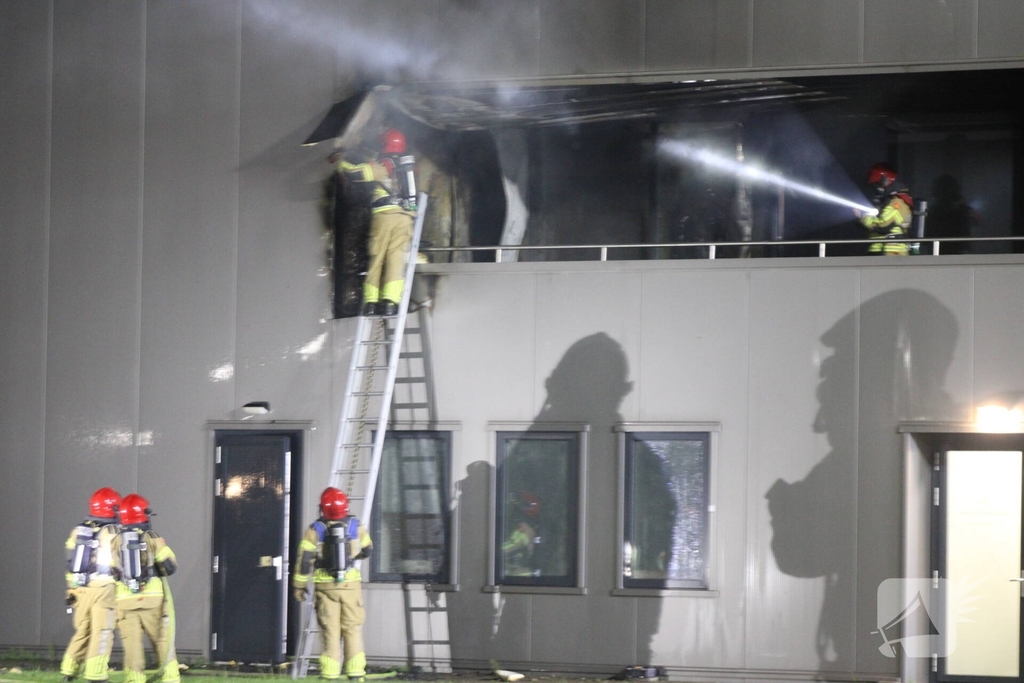 Brandweer bestrijdt ernstige brand