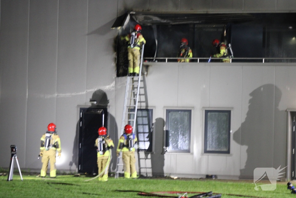 Brandweer bestrijdt ernstige brand