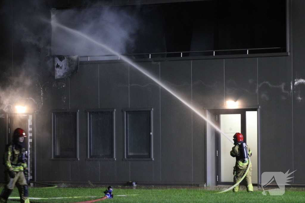 Brandweer bestrijdt ernstige brand