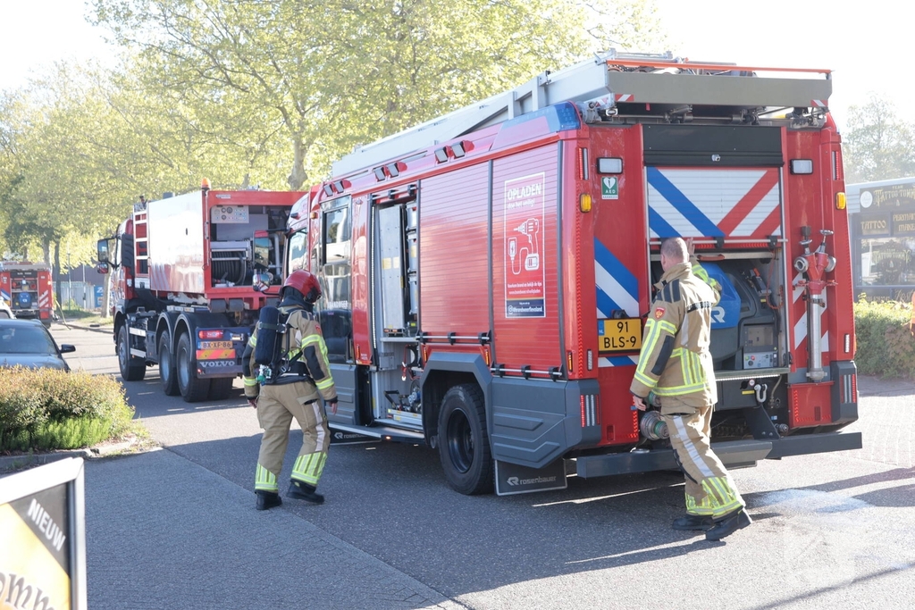 Felle brand veroorzaakt schade in bedrijfsverzamelcomplex
