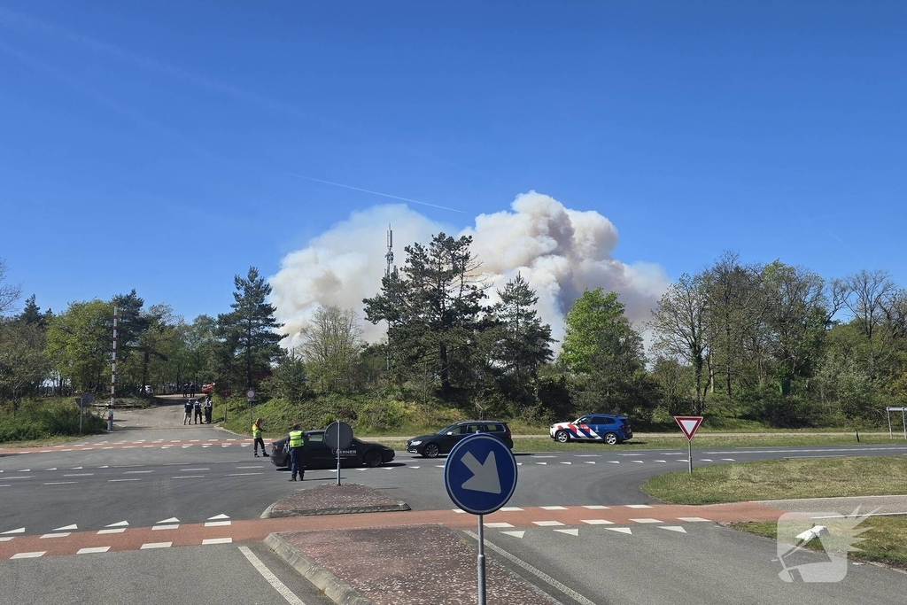 Rook in wijde omtrek zichtbaar bij grote natuurbrand op artillerieterrein