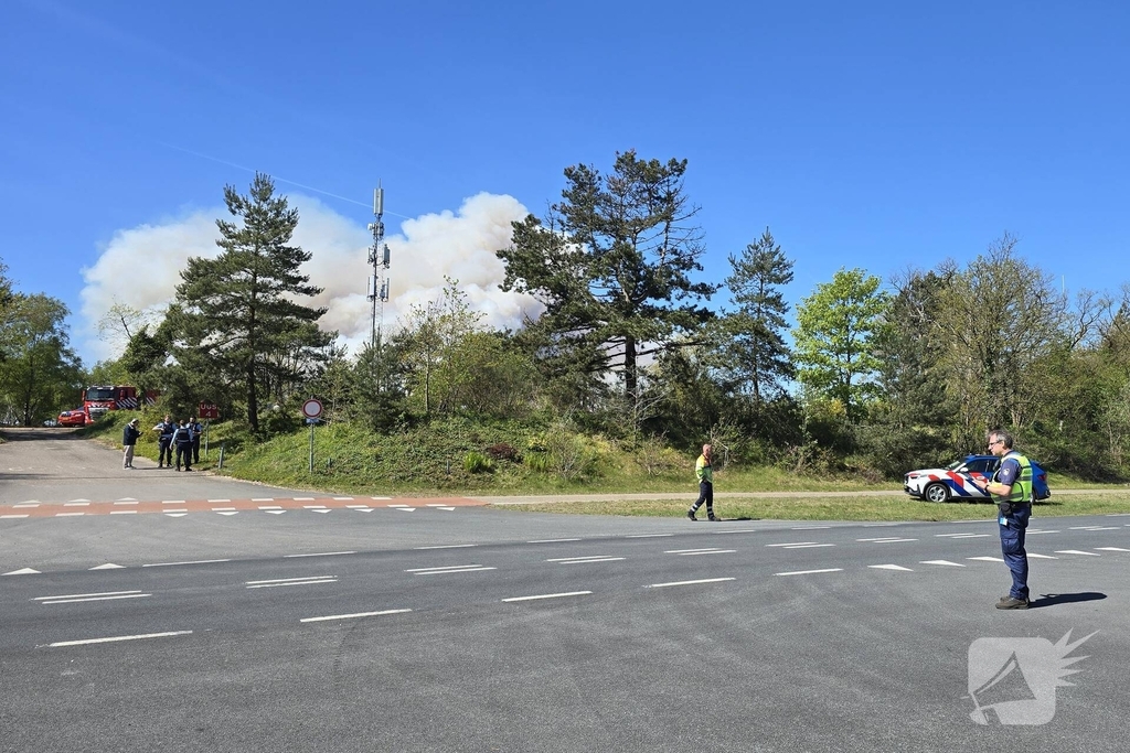 Rook in wijde omtrek zichtbaar bij grote natuurbrand op artillerieterrein