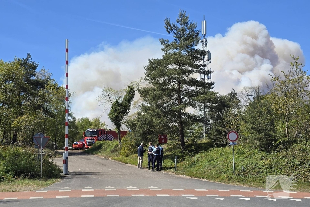 Rook in wijde omtrek zichtbaar bij grote natuurbrand op artillerieterrein
