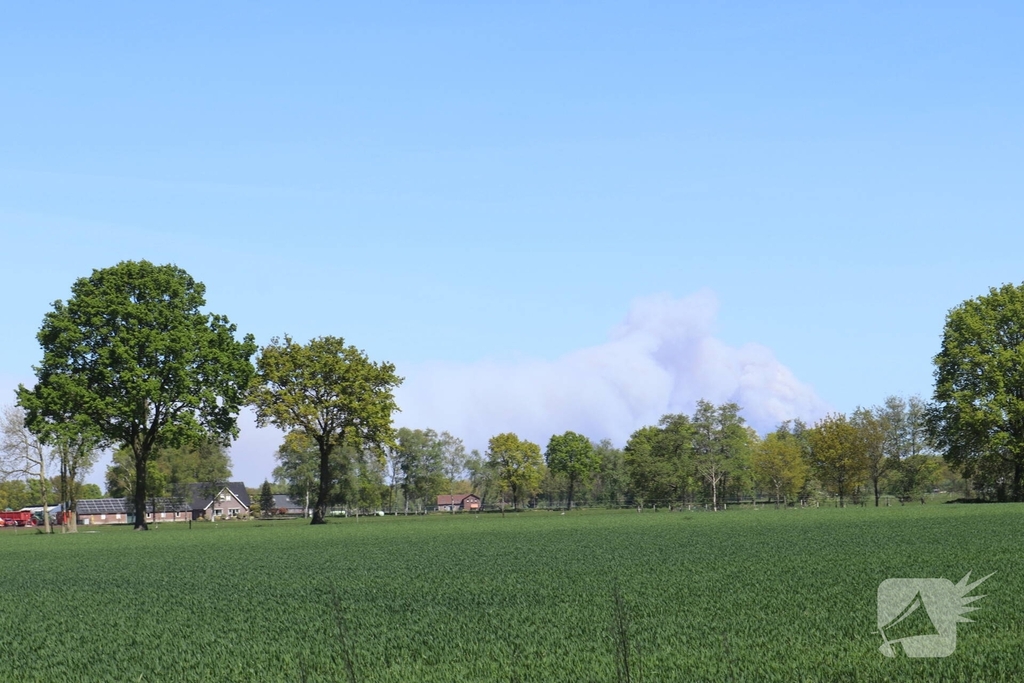 Rook in wijde omtrek zichtbaar bij grote natuurbrand op artillerieterrein