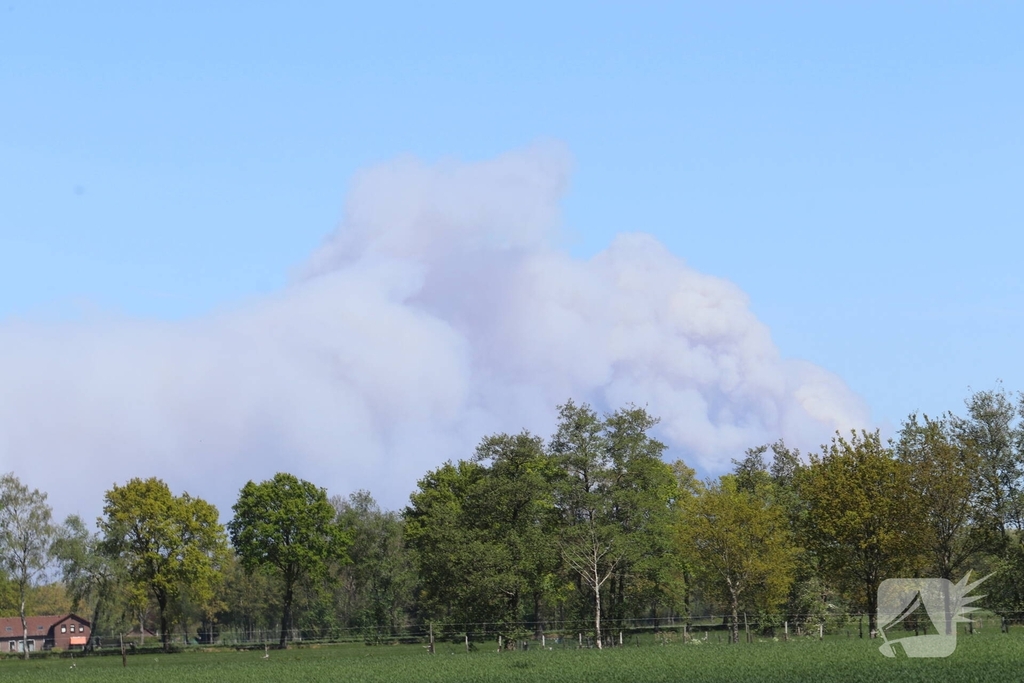 Rook in wijde omtrek zichtbaar bij grote natuurbrand op artillerieterrein