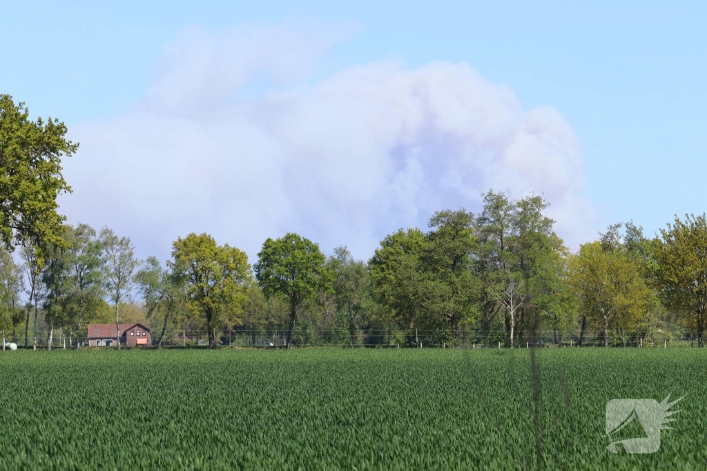 Rook in wijde omtrek zichtbaar bij grote natuurbrand op artillerieterrein