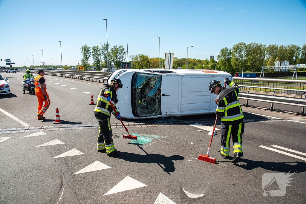 Bestelbus kantelt na botsing met personenauto