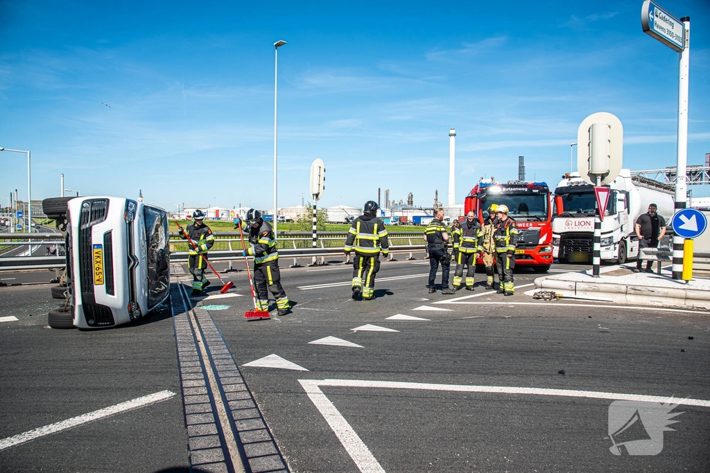 Bestelbus kantelt na botsing met personenauto