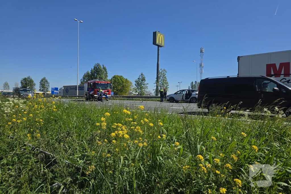 Aanrijding tussen auto en vrachtwagen zonder gewonden