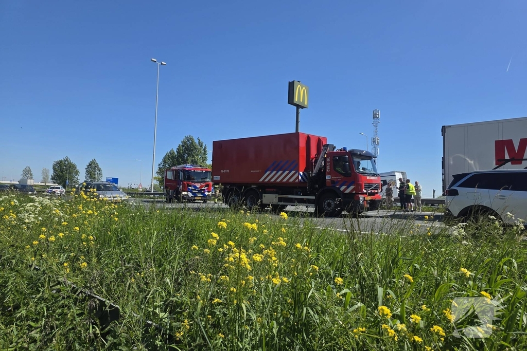 Aanrijding tussen auto en vrachtwagen zonder gewonden