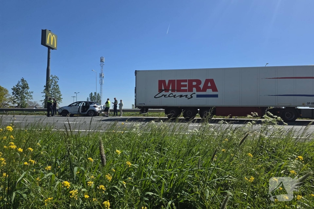 Aanrijding tussen auto en vrachtwagen zonder gewonden