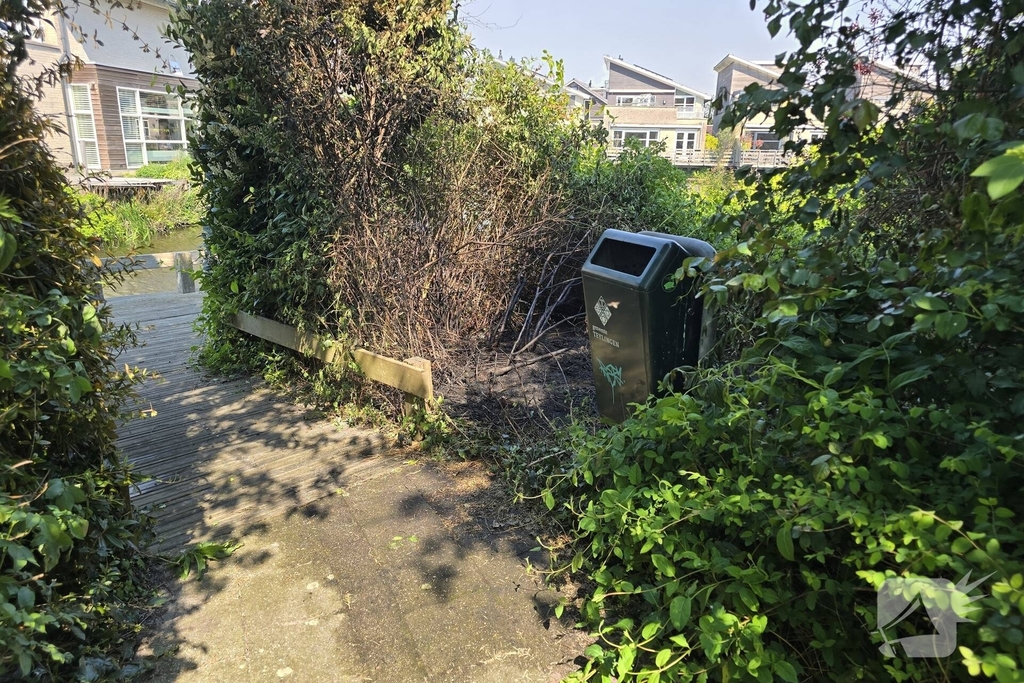 Herhaalde brand in berm en struikgewas