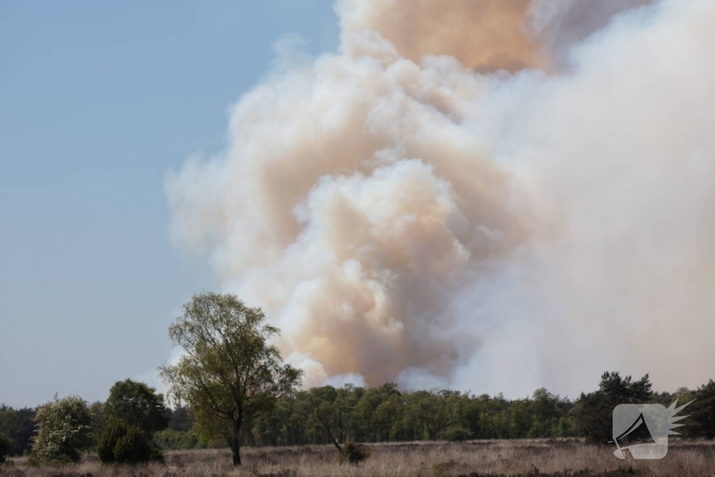 Grote brand op oefenterrein defensie