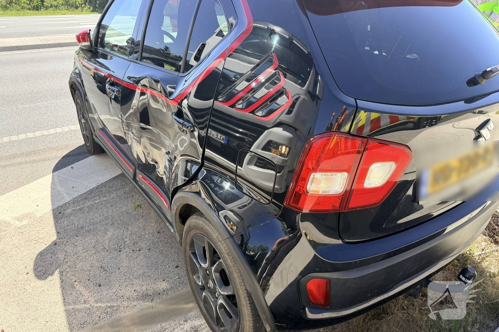 Vrachtwagen botst op auto en veroorzaakt gewonde